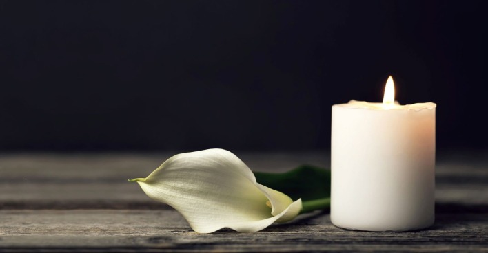 Eine Kerze und eine Blume