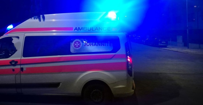 Rettungswagen im Einsatz, am Abend in einer Wiener Gasse