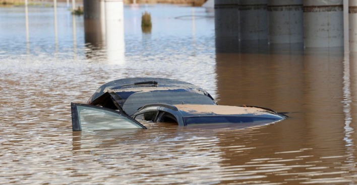 Auto auf ibiza, welches aufgrund von Regenmassen unter Wasser steht