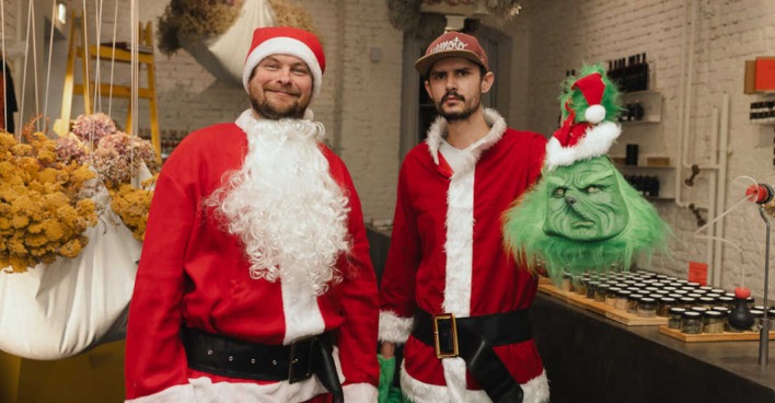Zwei Männer in einem Weihnachtsmann-Kostüm