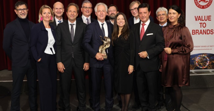 Gruppenbild mit dem Gewinner des Brand Life Awards 2025