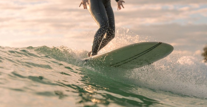 Mann auf Surfbrett