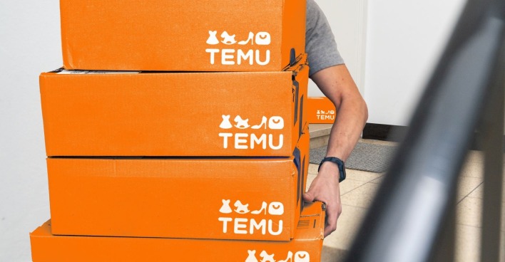 Ein Bote stellt Temu-Pakete zu: In einem Wiener Warenlager wird wegen grober Verstöße ermittelt.