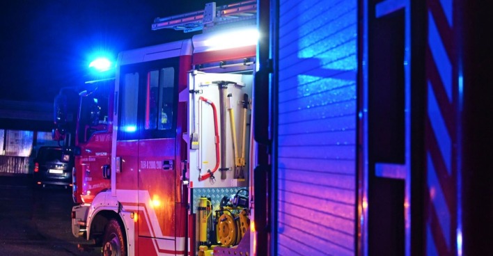 Feuerwehrwagen in der Nacht, an dem die Sirene aktiviert ist