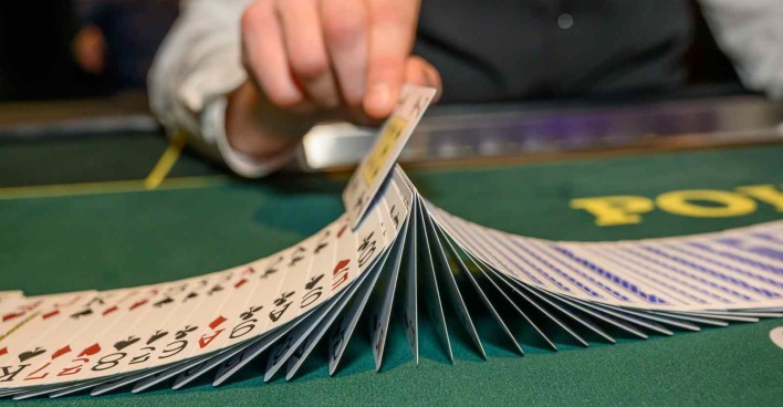 Spielkarten werden von einem Croupier elegant über den Pokertisch aufgefächert – Auftakt zur 17. Weekend Pokernight.
