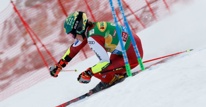 Skirennläuferin Julia Scheib fährt beim Riesentorlauf in Sölden 2025 durch ein Tor auf der schneebedeckten Piste.