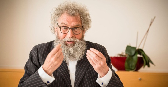 Werner Lampert während eines Gessprächs.
