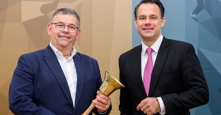 Christian Faymann mit Glocke in der Hand und Christoph Boschan