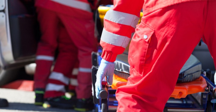 Zwei Sanitäter während eines Rettungseinsatzes in ihrem Arbeitsgewand