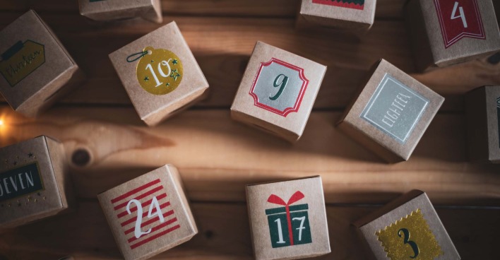 Kleine Päckchen mit Nummer, die einen Adventkalender darstellen sollen.