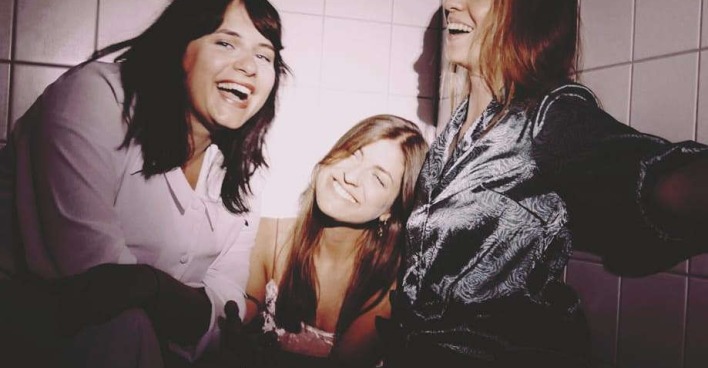 drei Frauen lachen