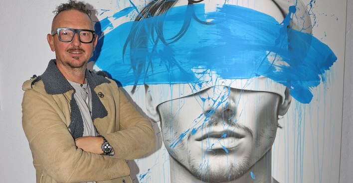 Künstler Jürgen Norbert Fux mit einem seiner Kunstwerke.