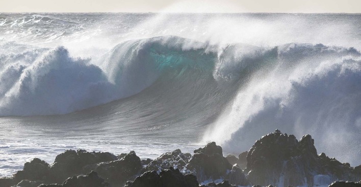 Große Welle an der Küste von Teneriffa