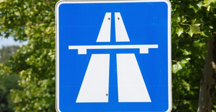 Straßenschild, welches eine Autobahn in der Bundesrepublik Deutschland anzeigt