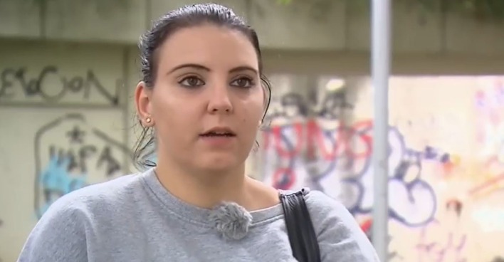 Kerstin in einem grauen Pullover
