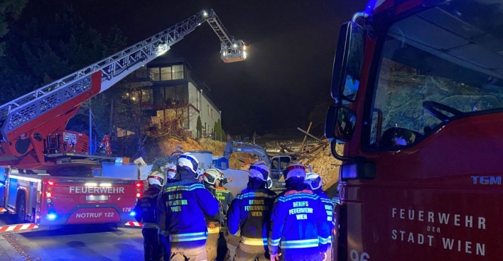 Wagen der Wiener Feuerwehr sowie Einsatzkräfte in der Bellevuestraße in Wien Döbling vor einem eingestürzten Gebäude