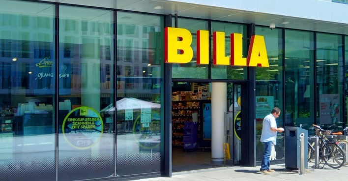Eingang einer Billa-Filiale in Wien mit gelbem Billa-Schriftzug, Symbolfoto zur Einstellung der Billa-Hauszustellung in Österreich.