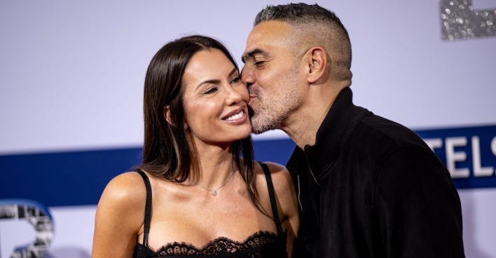Bushido und Anna-Maria Ferchichi bei einem gemeinsamen Auftritt, er küsst sie zärtlich auf die Wange