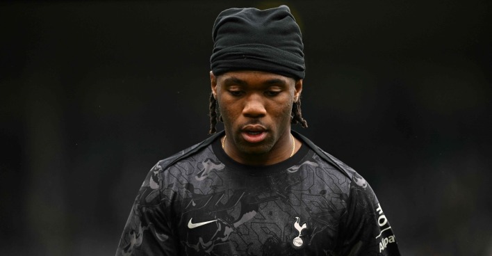 Tottenham-Profi Destiny Udogie wurde von einem Spielerberater mit einer Waffe bedroht.