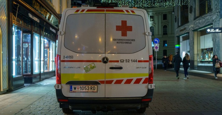 Rettungswagen des österreichischen Roten Kreuzes in der Wiener Innenstadt am Abend