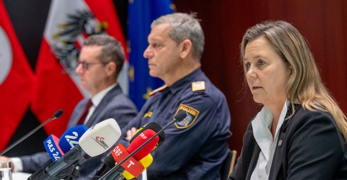 Drei leitende Ermittlungs- und Behördenvertreter sitzen vor Mikrofonen bei einer Pressekonferenz und informieren über den Fund zweier Leichen in einer Innsbrucker Wohnung