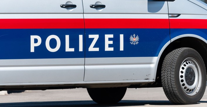 Seitliche Aufnahme eines Einsatzfahrzeuges der österreichischen Polizei