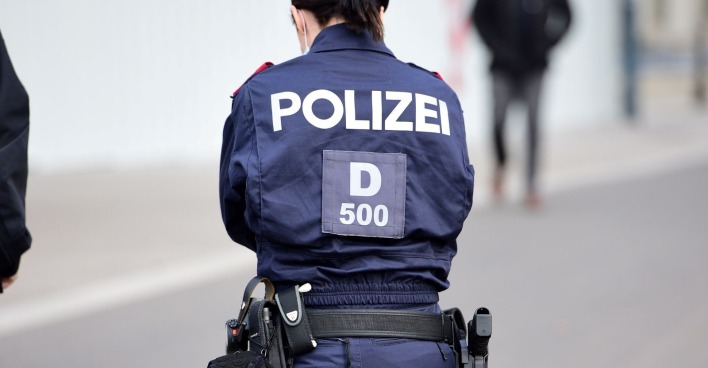 Eine Polizistin patrouilliert während des Corona-Lockdowns in Wien
