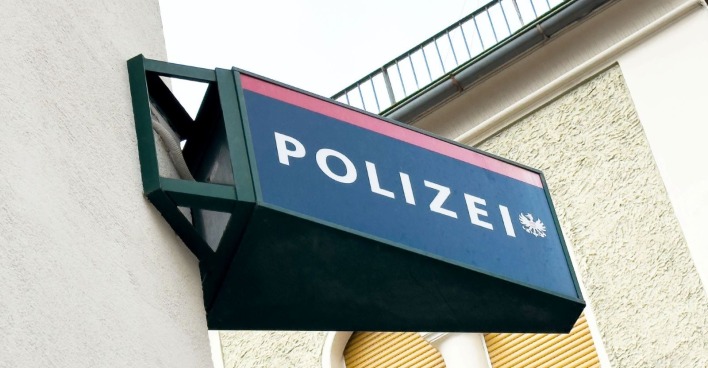 Schild der österreichischen Polizei vor einer Inspektion
