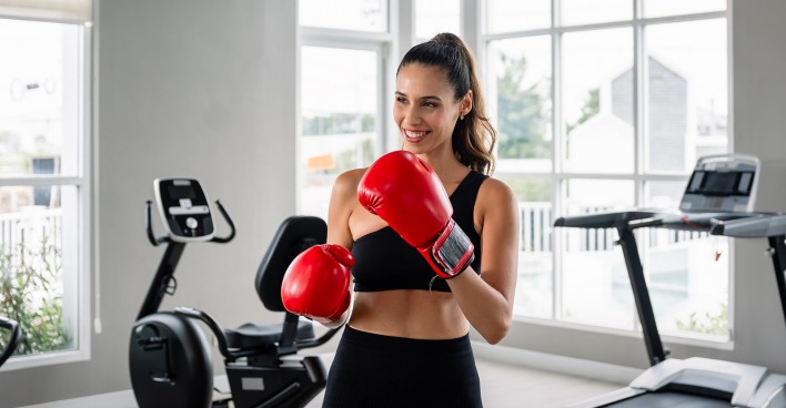 Frau mit Boxhandschuhen | Credit: iStock.com/WUT789