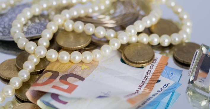 Geldscheine und Schmuck
