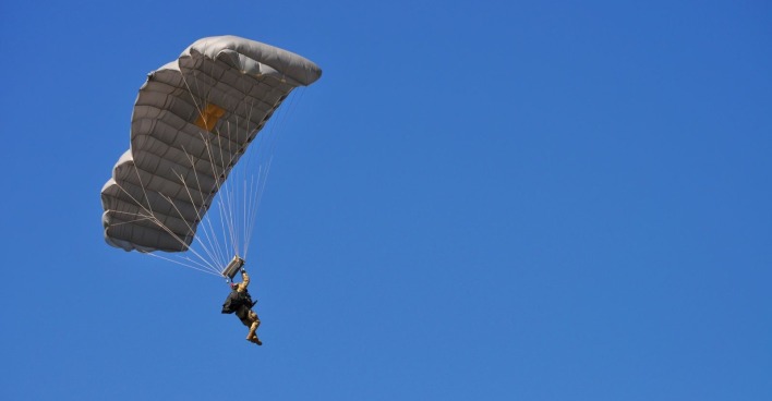 Ein Mann mit Fallschirm