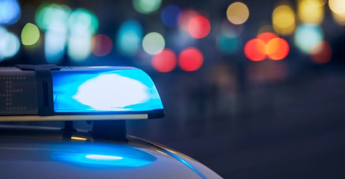 Eingeschaltete Sirene eines Polizeiwagens am Abend