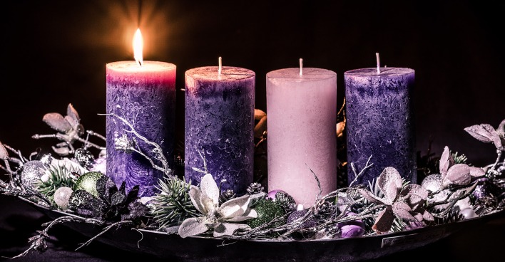Goth-Adventkranz mit violetten Kerzen | Credit: iStock.com/KatarinaGondova