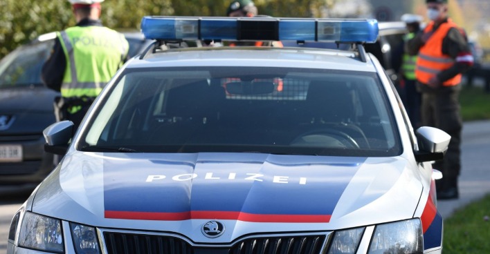 Ansicht einer Motorhaube eines Polizeiwagens des Herstellers Skoda
