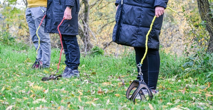 Drei Menschen mit Leine, aber ohne Hund.