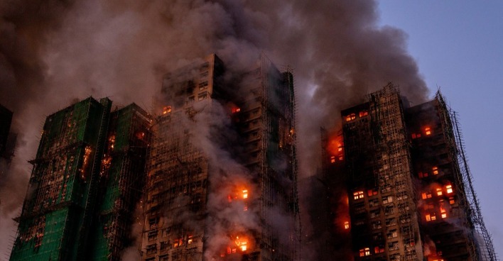 Mehrere Hochhäuser in Hongkong stehen in Flammen, dichter Rauch steigt auf; Bambusgerüste und Fassaden brennen während eines Großbrandes im Wohnkomplex Wang Fuk Court in Tai Po.