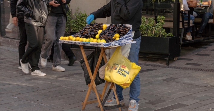 Die ersten Vermutungen hatten sich auf Straßenessen und Lebensmittel aus der Umgebung konzentriert.