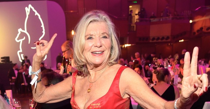 Jutta Speidl lächelt auf dem Sportpresseball in Frankfurt und zeigt mit beiden Händen ein Peace-Zeichen.