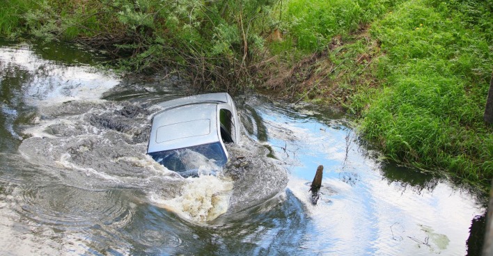 Silbernes Auto, welches in einen Fluss gestürzt ist
