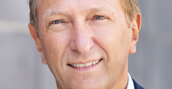 Klaus Magele vor einem hellen Hintergrund