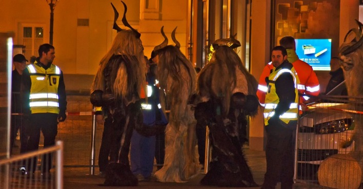 Security-Mitarbeiter und Krampusse bei einem Lauf.