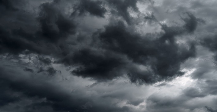Dunkle Sturmwolken am Himmel
