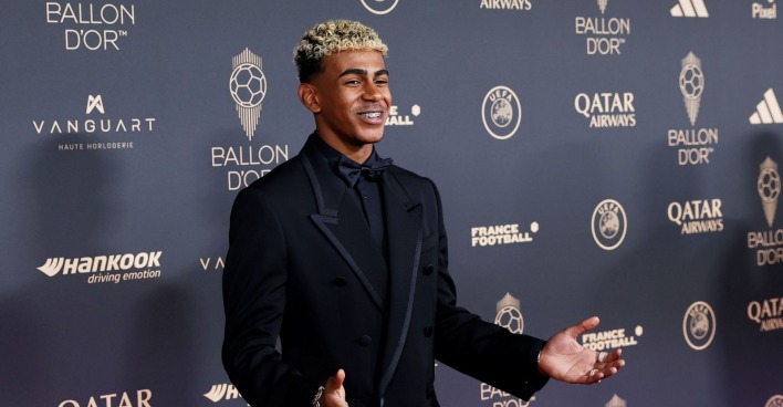 Lamine Yamal in Anzug bei einem Event.