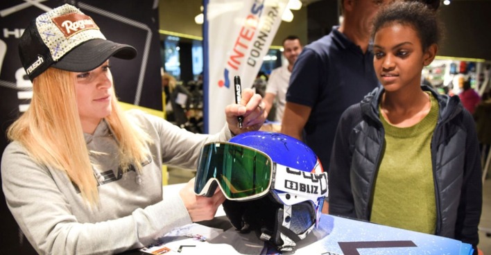Lara Gut-Behrami während einer Autogrammstunde des Sportgeschäfts Intersport