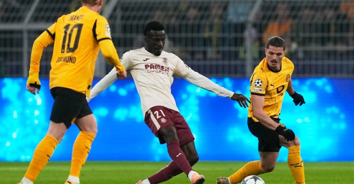Villarreals Tani Oluwaseyi (Mitte) im Duell mit Dortmunds Marcel Sabitzer (rechts) und Julian Brandt um den Ball.