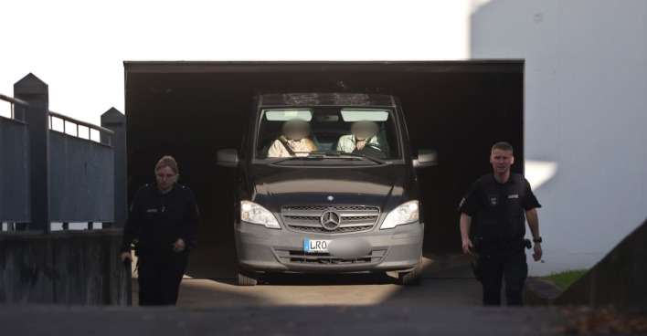 Justizfahrzeug mit tatverdächtiger Ex-Freundin im Mordfall Fabian (†8), bewacht von Justizbeamten beim Transport zur Untersuchungshaft.