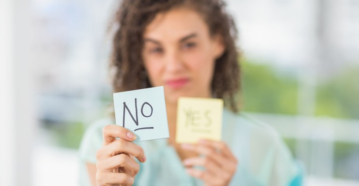 Frau hält Schild mit Nein hoch | Credit: iStock.com/Wavebreakmedia