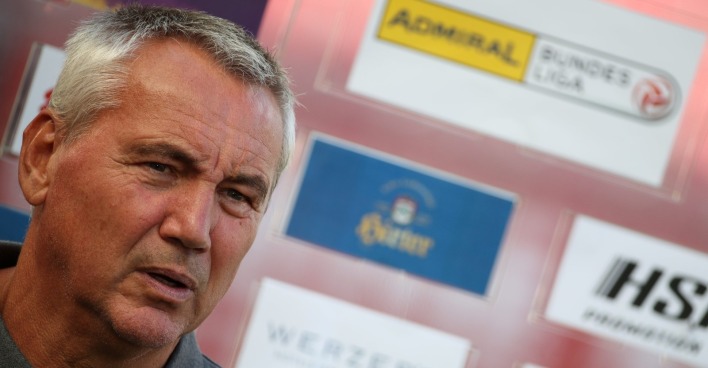 Peter Pacult im jahr 2021, während eines Bundesligaspiels zwischen Austria Klagenfurt und WSG Tirol