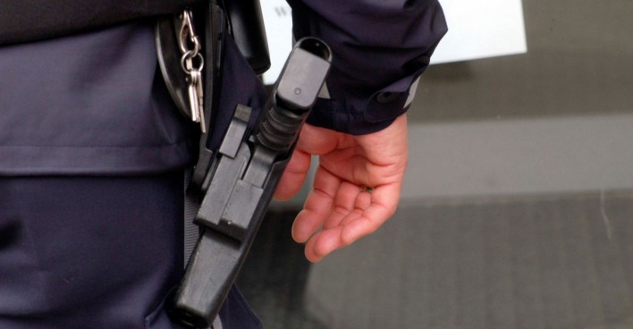 Polizist mit Waffe