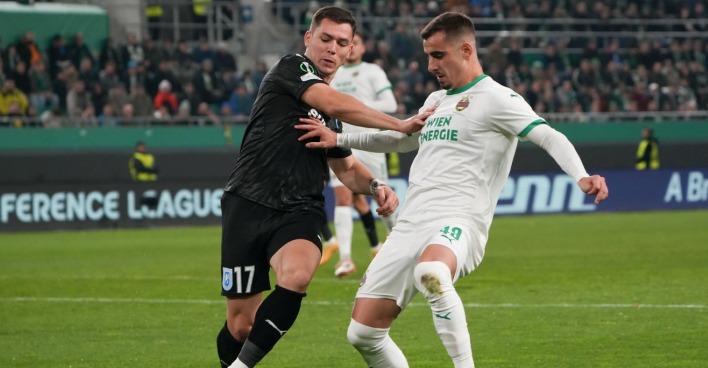 Andrija Radulovic von Rapid Wien und Carlos Mora von Universitatea Craiova am 06.11.2025 während dem Spiel der UEFA Conference League in Wien